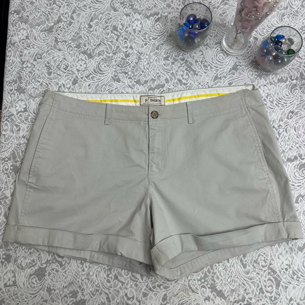 Old Navy Light Gray Khaki Shorts Women Size 16 Perfect Fit Casual Summer
